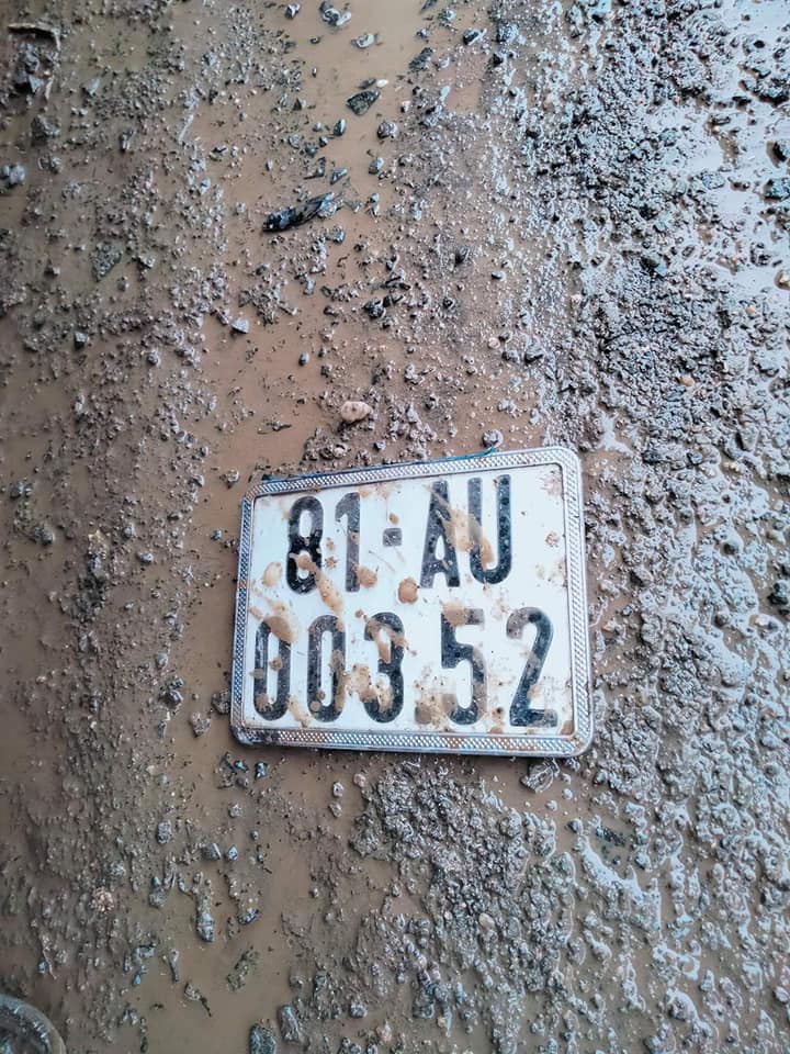 Biển số của chiếc xe máy do nữ sinh điều khiển rơi trên mặt đường Biển số của chiếc xe máy do nữ sinh điều khiển rơi trên mặt đường