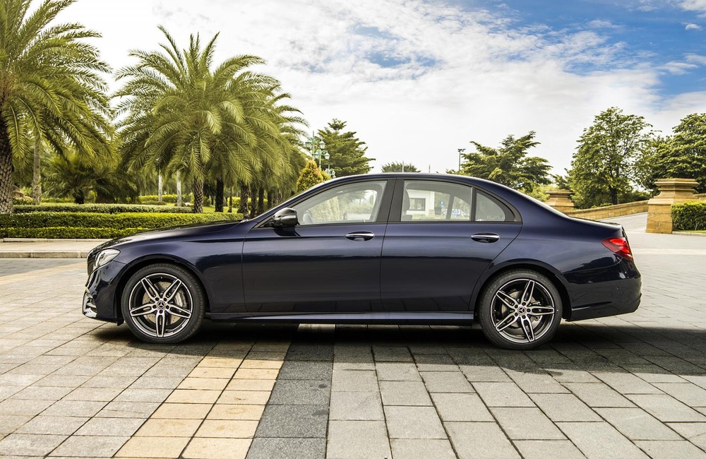 Không chỉ sở hữu ngoại hình đậm chất thể thao, E 300 AMG còn mang trên mình thế hệ động cơ M264 hoàn toàn mới. Không chỉ sở hữu ngoại hình đậm chất thể thao, E 300 AMG còn mang trên mình thế hệ động cơ M264 hoàn toàn mới.