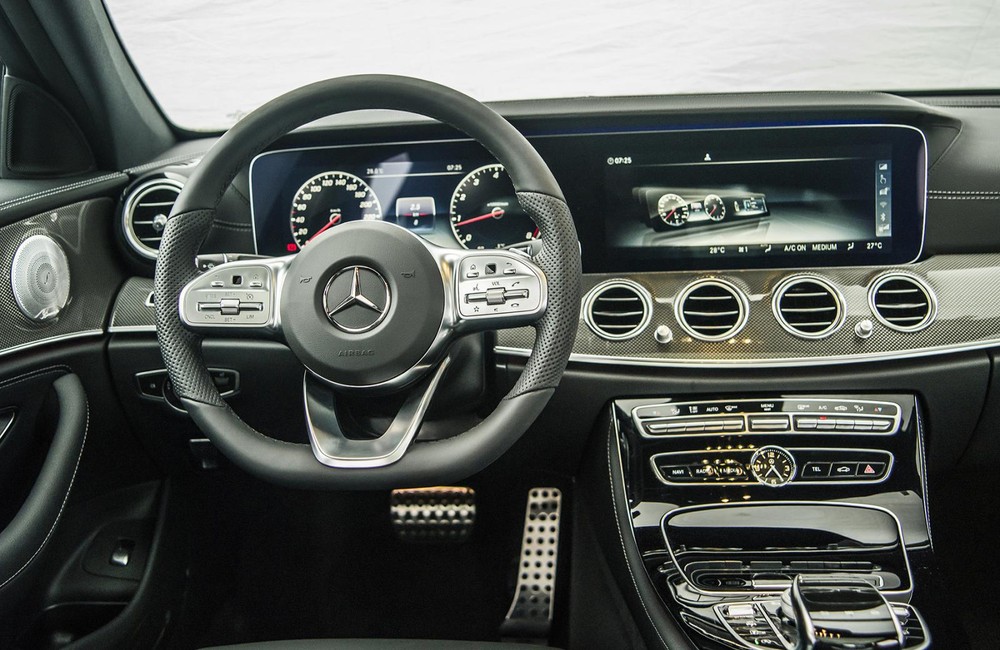 E300 AMG sở hữu thiết kế vô lăng thế hệ mới dạng D-cut với phần ốp làm từ hợp kim nhôm E300 AMG sở hữu thiết kế vô lăng thế hệ mới dạng D-cut với phần ốp làm từ hợp kim nhôm