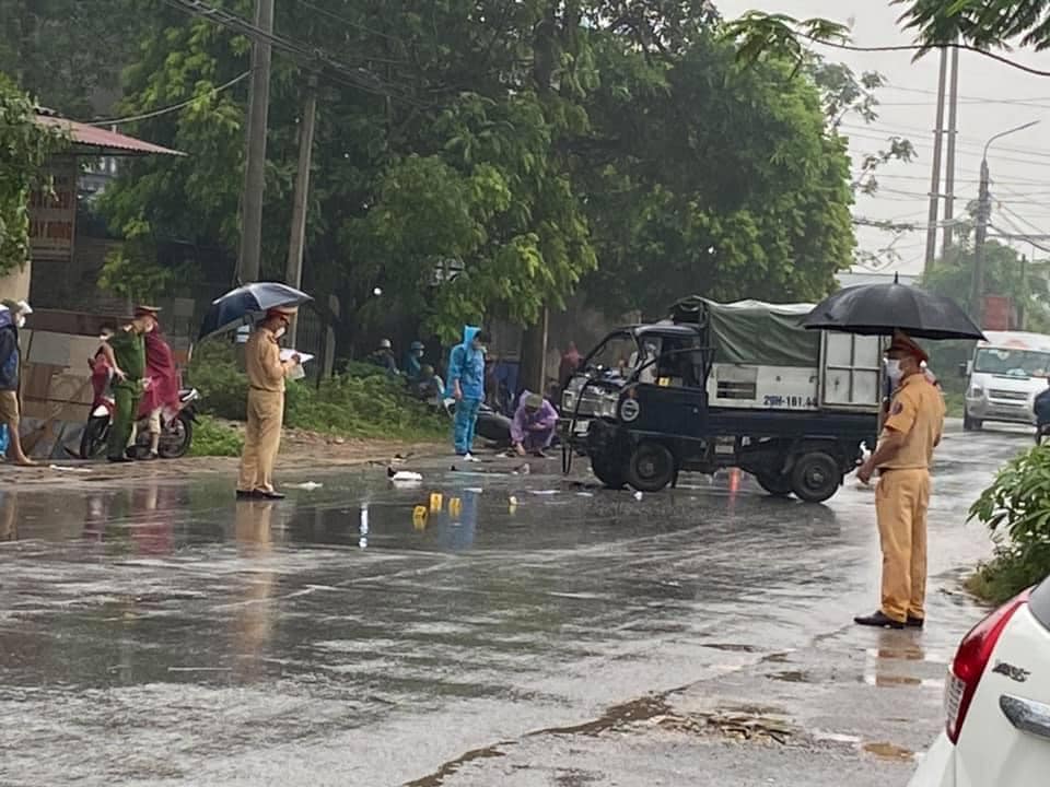 Lực lượng chức năng có mặt tại hiện trường vụ tai nạn Lực lượng chức năng có mặt tại hiện trường vụ tai nạn