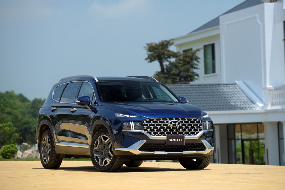 Nhờ sự xuất hiện của phiên bản mới, sức bán của Hyundai Santa Fe tăng ấn tượng giữa mùa sụt giảm. Nhờ sự xuất hiện của phiên bản mới, sức bán của Hyundai Santa Fe tăng ấn tượng giữa mùa sụt giảm.