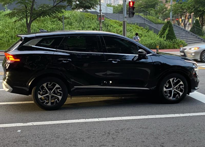 Kia Sportage X-Line 2022 có đường chân kính mạ crôm Kia Sportage X-Line 2022 có đường chân kính mạ crôm