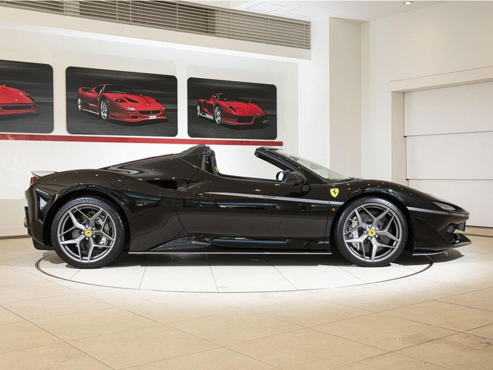 Phía bên sườn của Ferrari J50 Phía bên sườn của Ferrari J50