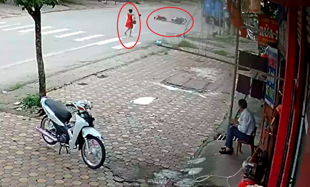 Thanh niên bị ngã sau khi va chạm với người phụ nữ đi bộ trên lòng đường Thanh niên bị ngã sau khi va chạm với người phụ nữ đi bộ trên lòng đường