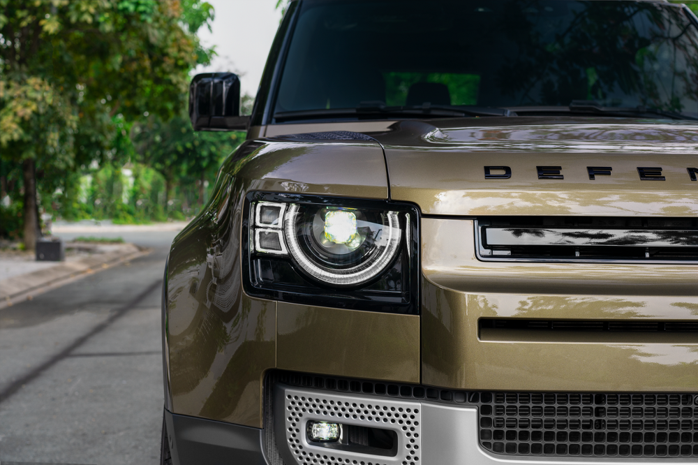 Cận cảnh cụm đèn chiếu sáng trước của Land Rover Defender 90 2021. Cận cảnh cụm đèn chiếu sáng trước của Land Rover Defender 90 2021.