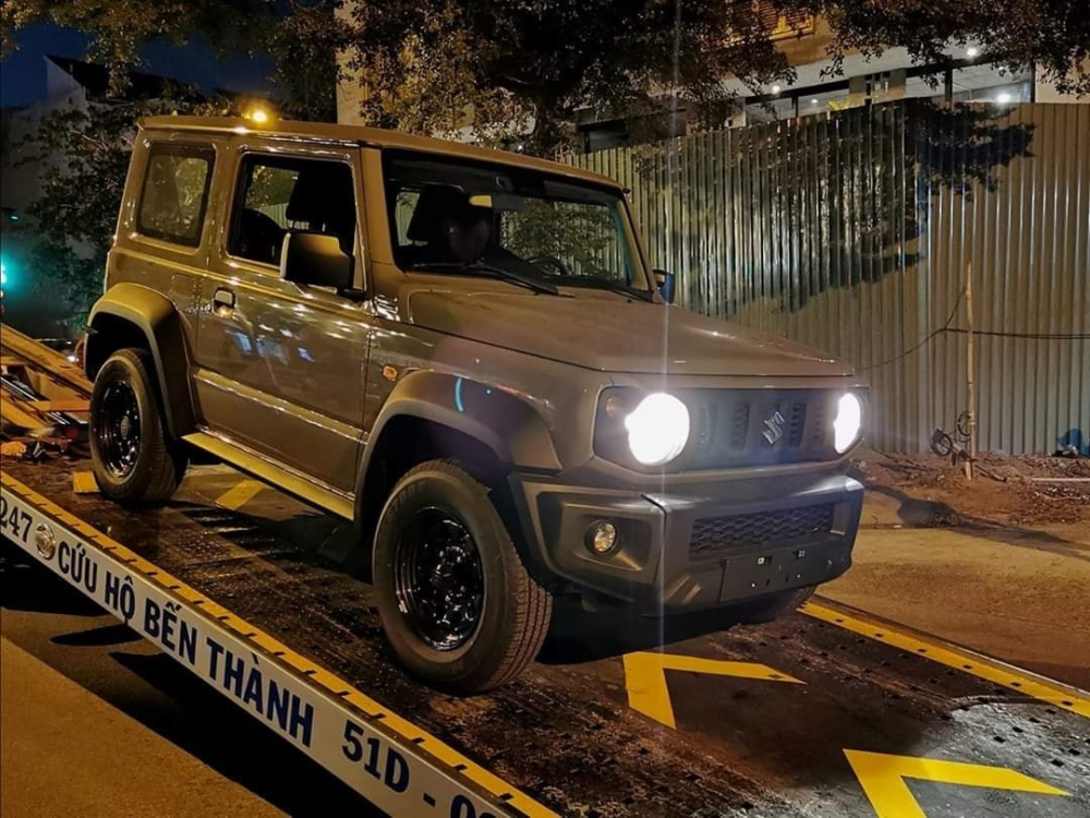 Vào năm 2020, một cơ sở tư nhân tại TP. Hồ Chí Minh từng nhập khẩu Suzuki Jimny từ Đức về để phân phối cùng giá bán lên tới 1,4 tỷ đồng. Vào năm 2020, một cơ sở tư nhân tại TP. Hồ Chí Minh từng nhập khẩu Suzuki Jimny từ Đức về để phân phối cùng giá bán lên tới 1,4 tỷ đồng.