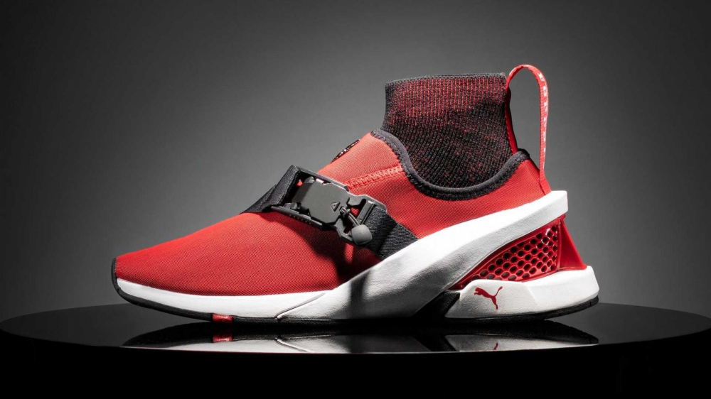 Còn đây là mẫu giày mới của Puma và Ferrari hợp tác thiết kế lấy cảm hứng từ SF90 Stradale Còn đây là mẫu giày mới của Puma và Ferrari hợp tác thiết kế lấy cảm hứng từ SF90 Stradale