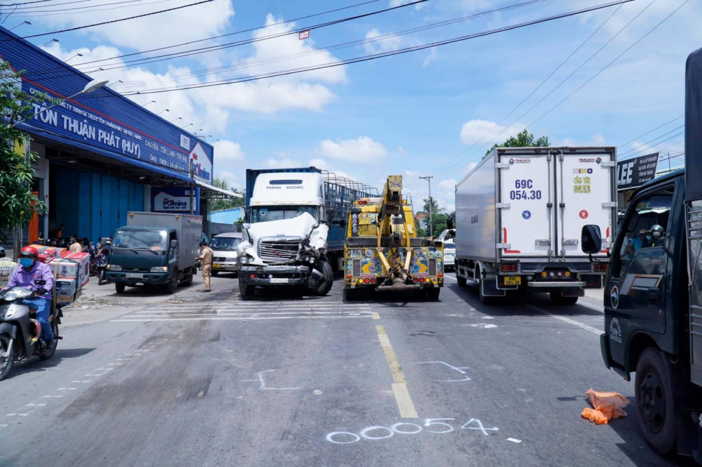 Chiếc xe đầu kéo bị hư hỏng đầu xe Chiếc xe đầu kéo bị hư hỏng đầu xe