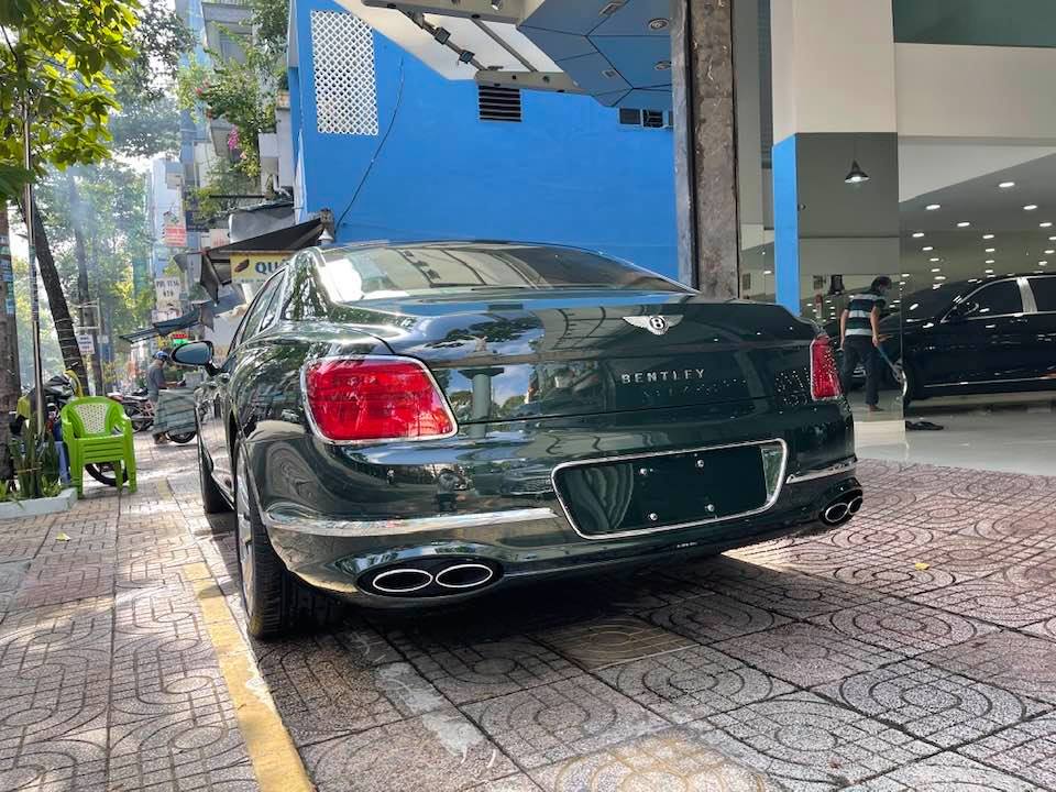 Chiếc Bentley Flying Spur First Edition này thuộc phiên bản V8 nên có ống xả kép Chiếc Bentley Flying Spur First Edition này thuộc phiên bản V8 nên có ống xả kép