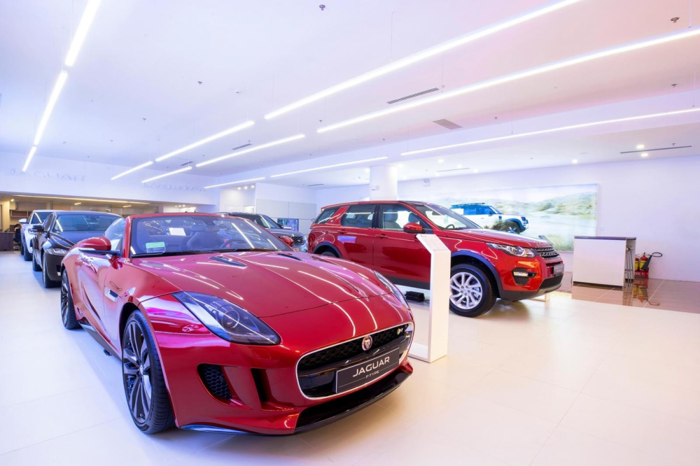 Showroom của Jaguar Land Rover đặt trong trung tâm thương mại nên bắt buộc phải đóng cửa. Showroom của Jaguar Land Rover đặt trong trung tâm thương mại nên bắt buộc phải đóng cửa.