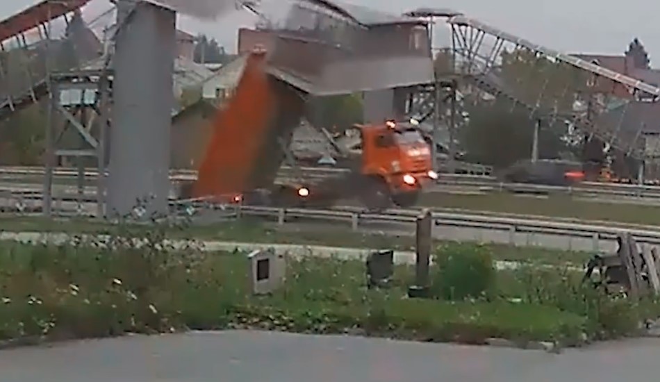 Xe ben không hạ thùng, tông sập cầu vượt đi bộ Xe ben không hạ thùng, tông sập cầu vượt đi bộ