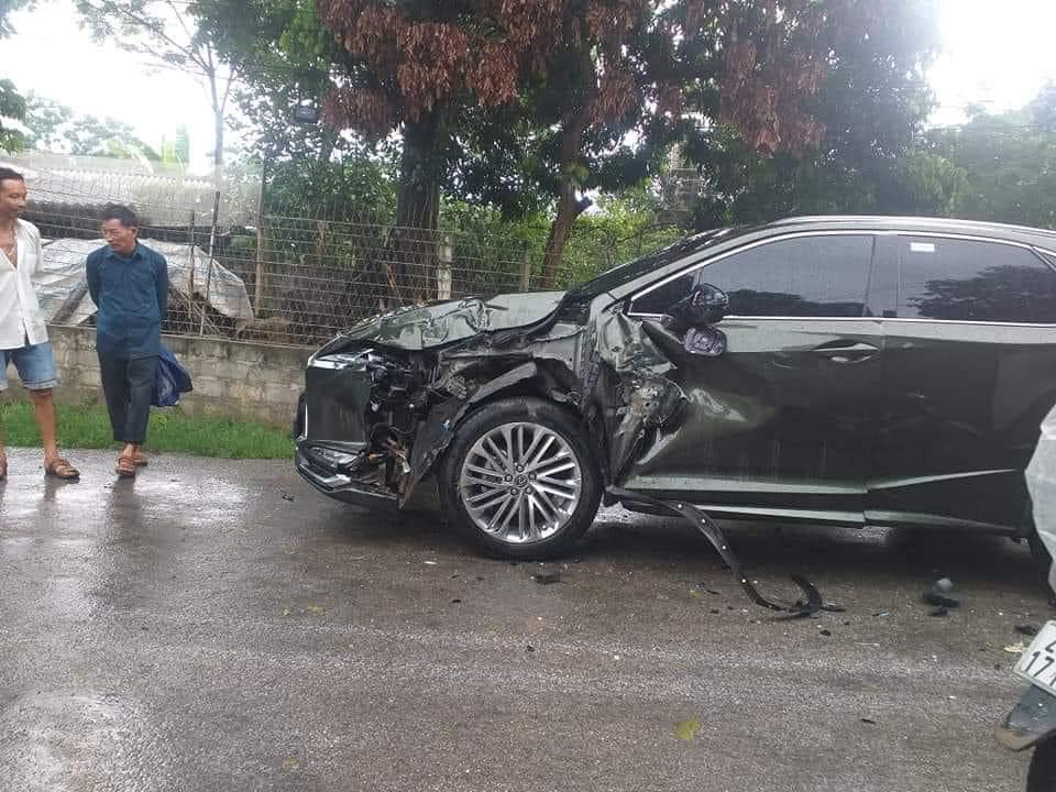 Chiếc Lexus RX bị vỡ nát ở đầu xe và sườn xe sau vụ tai nạn Chiếc Lexus RX bị vỡ nát ở đầu xe và sườn xe sau vụ tai nạn