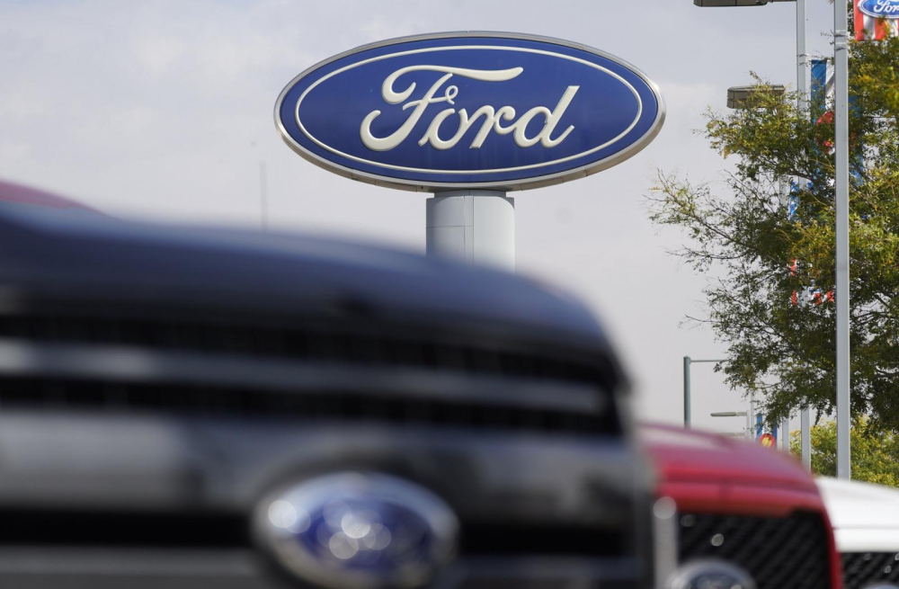 Ở tháng 3/2021, có 20.000 ô tô Ford nằm rải rác tại các kho bãi, sân bay, trang trại tại Mỹ do không có chip để hoàn thiện khâu lắp ráp trước khi xuất xưởng. Ở tháng 3/2021, có 20.000 ô tô Ford nằm rải rác tại các kho bãi, sân bay, trang trại tại Mỹ do không có chip để hoàn thiện khâu lắp ráp trước khi xuất xưởng.