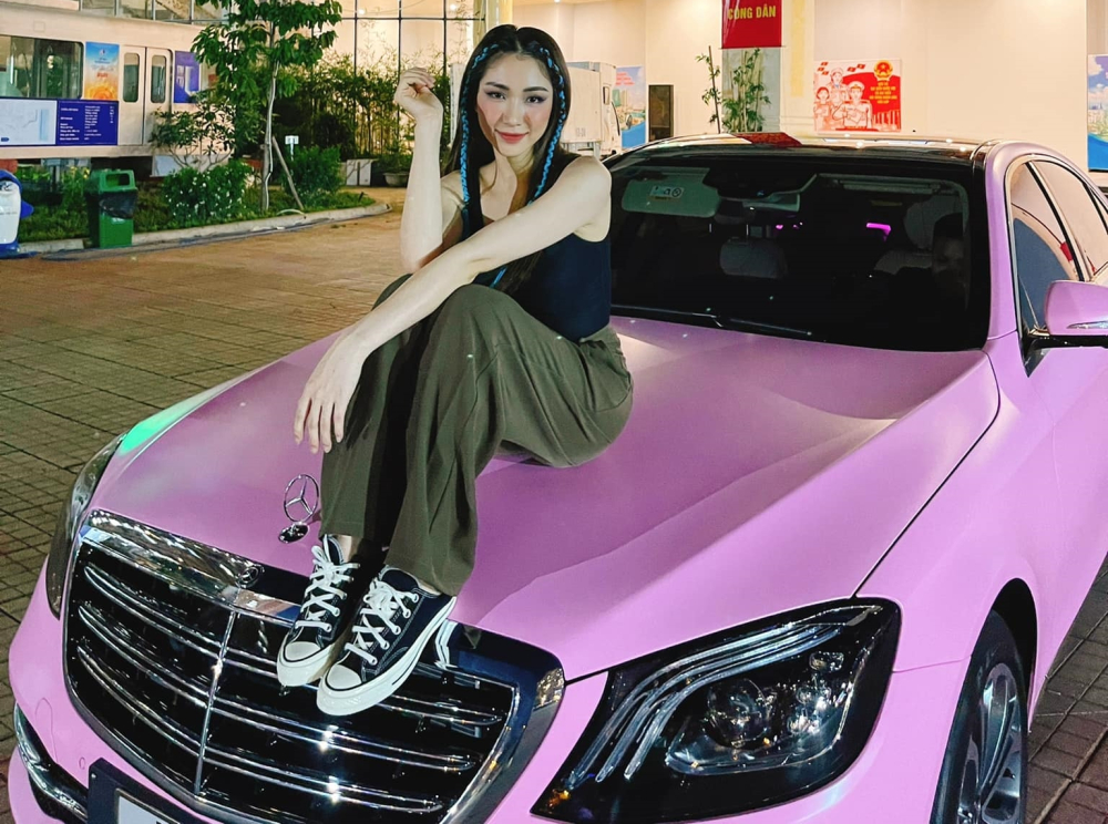 Nữ ca sĩ sau đó thay áo cho xe sang màu hồng Nữ ca sĩ sau đó thay áo cho xe sang màu hồng