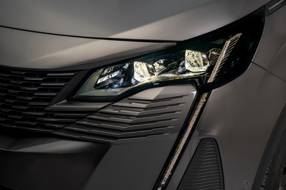Cụm đèn trước trên bản cao cấp của Peugeot 3008 2021 có tính năng cân bằng góc chiếu tự động. Cụm đèn trước trên bản cao cấp của Peugeot 3008 2021 có tính năng cân bằng góc chiếu tự động.