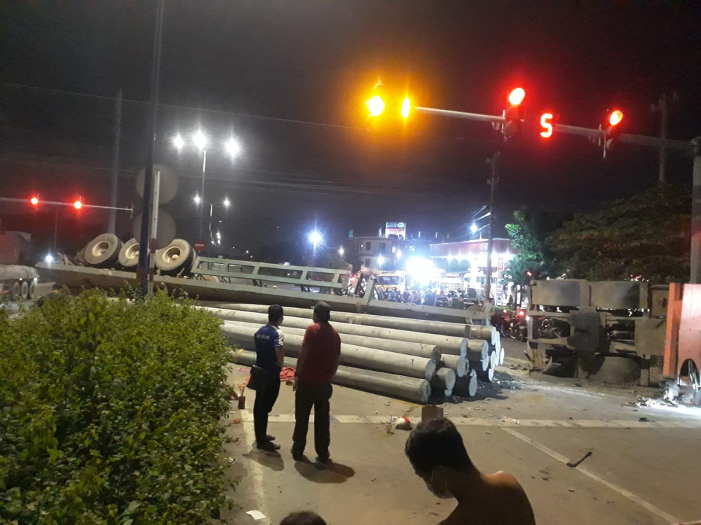 Phần rơ-moóc tách rời khỏi đầu kéo sau vụ tai nạn Phần rơ-moóc tách rời khỏi đầu kéo sau vụ tai nạn
