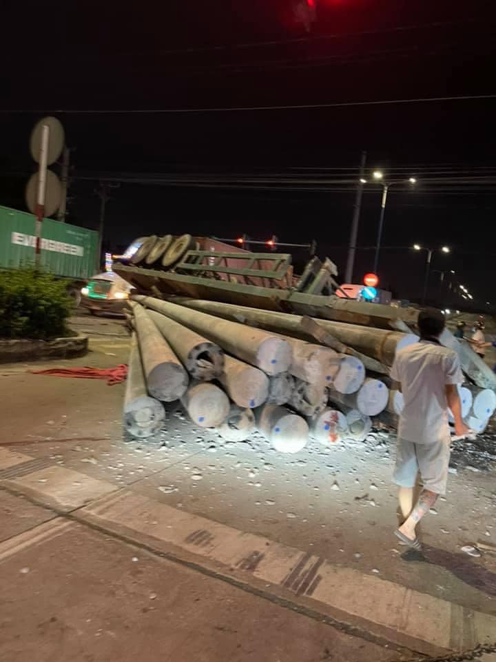 Cột điện bê tông đè trúng nam thanh niên khiến nạn nhân tử vong Cột điện bê tông đè trúng nam thanh niên khiến nạn nhân tử vong