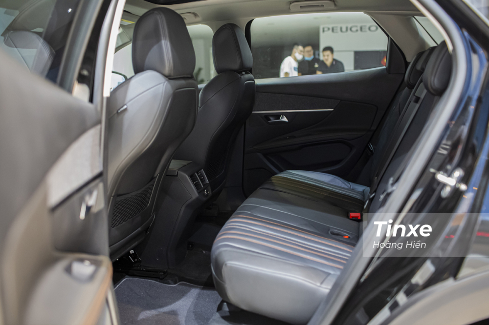 Hàng ghế thứ 2 của Peugeot 3008 mới vẫn khá rộng rãi nhờ vào cách thiết kế chỗ ngồi và chiều dài cơ sở 2,73 mét. Hàng ghế thứ 2 của Peugeot 3008 mới vẫn khá rộng rãi nhờ vào cách thiết kế chỗ ngồi và chiều dài cơ sở 2,73 mét.