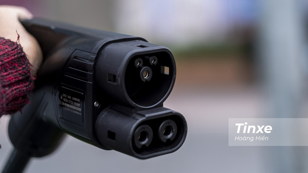 Đến hết năm 2021, VinFast dự kiến xây dụng được 40.000 cổng sạc ô tô điện trên cả nước. Đến hết năm 2021, VinFast dự kiến xây dụng được 40.000 cổng sạc ô tô điện trên cả nước.