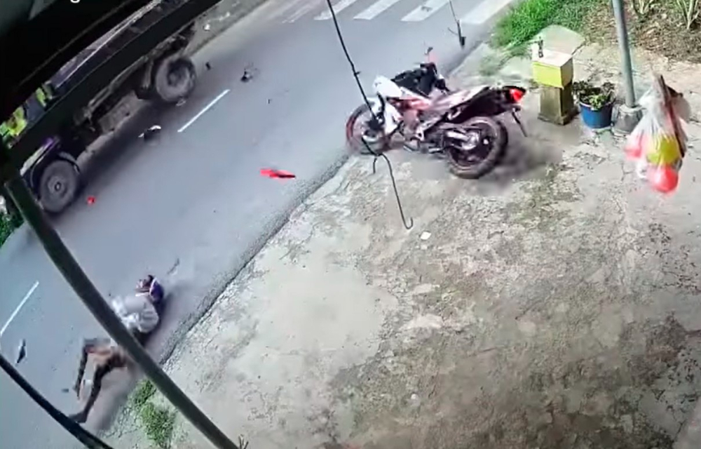 Cả nam thanh niên lẫn chiếc xe máy đều trượt dài sang lề đường đối diện Cả nam thanh niên lẫn chiếc xe máy đều trượt dài sang lề đường đối diện
