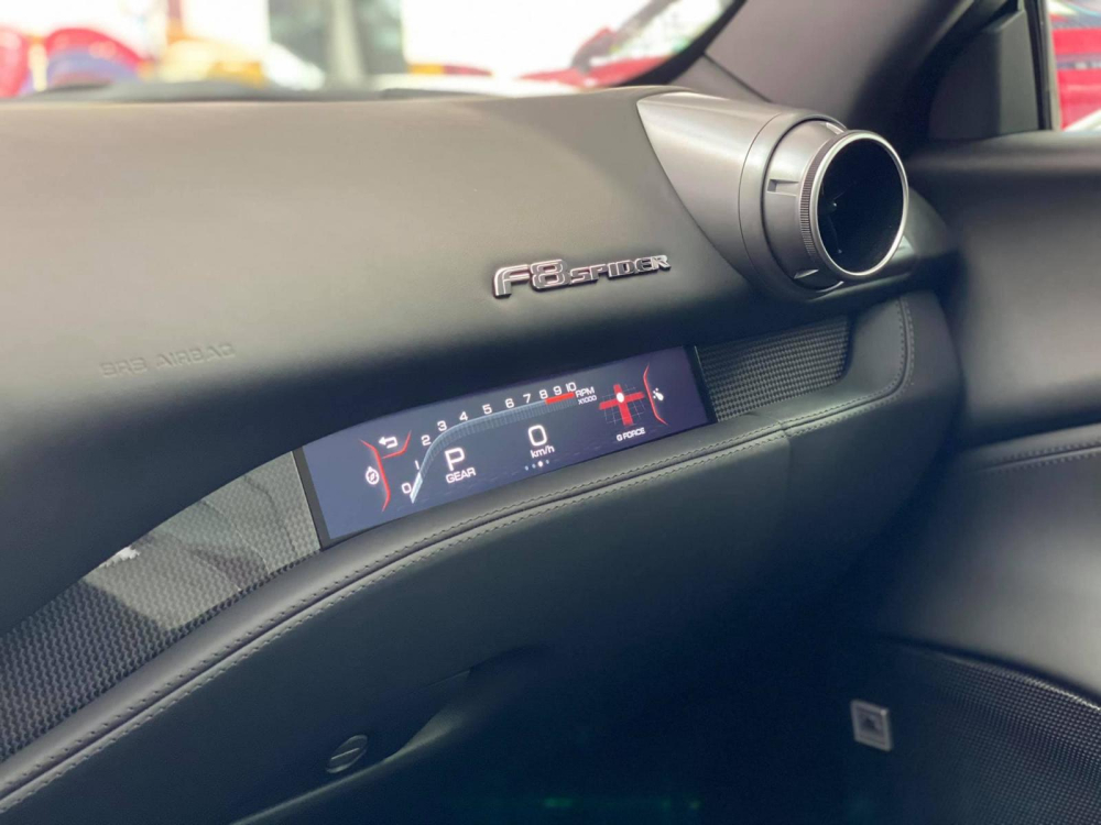 Màn hình phụ của xe Ferrari F8 Spider phía ghế hành khách Màn hình phụ của xe Ferrari F8 Spider phía ghế hành khách