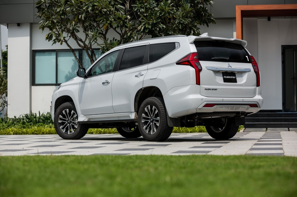 Mitsubishi Pajero Sport hiện đang được phân phối với 2 phiên bản cùng giá bán lẻ đề xuất là 1,11 tỷ đồng cho bản 4x2 và 1,345 tỷ đồng cho bản 4x4. Mitsubishi Pajero Sport hiện đang được phân phối với 2 phiên bản cùng giá bán lẻ đề xuất là 1,11 tỷ đồng cho bản 4x2 và 1,345 tỷ đồng cho bản 4x4.