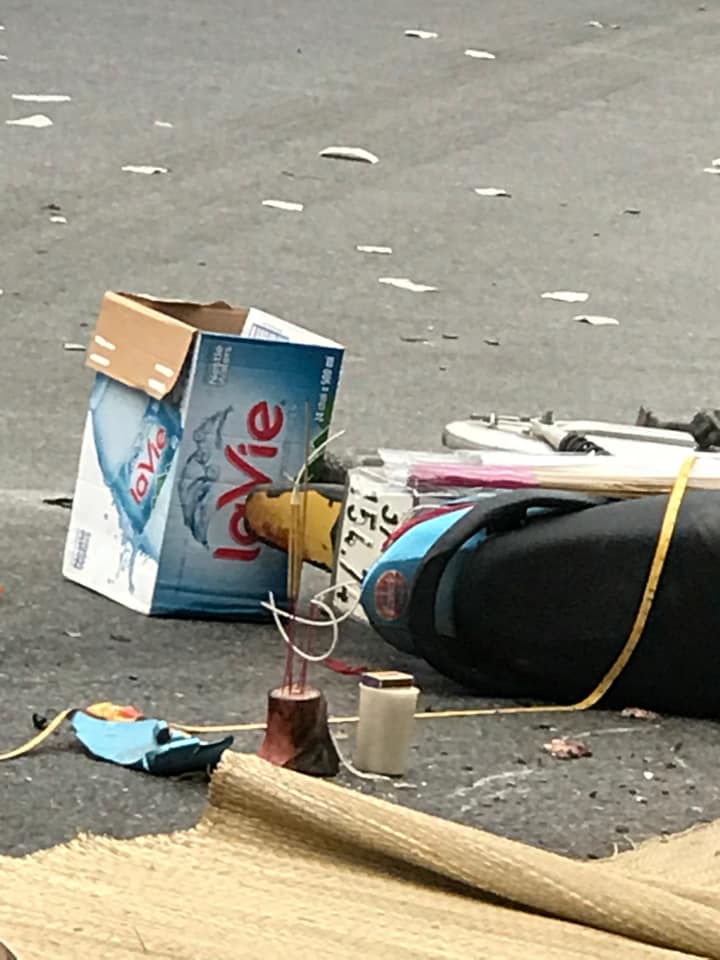 Chiếc xe cẩu tự hành đã tông trúng 2 chiếc xe máy đang dừng chờ đèn đỏ Chiếc xe cẩu tự hành đã tông trúng 2 chiếc xe máy đang dừng chờ đèn đỏ