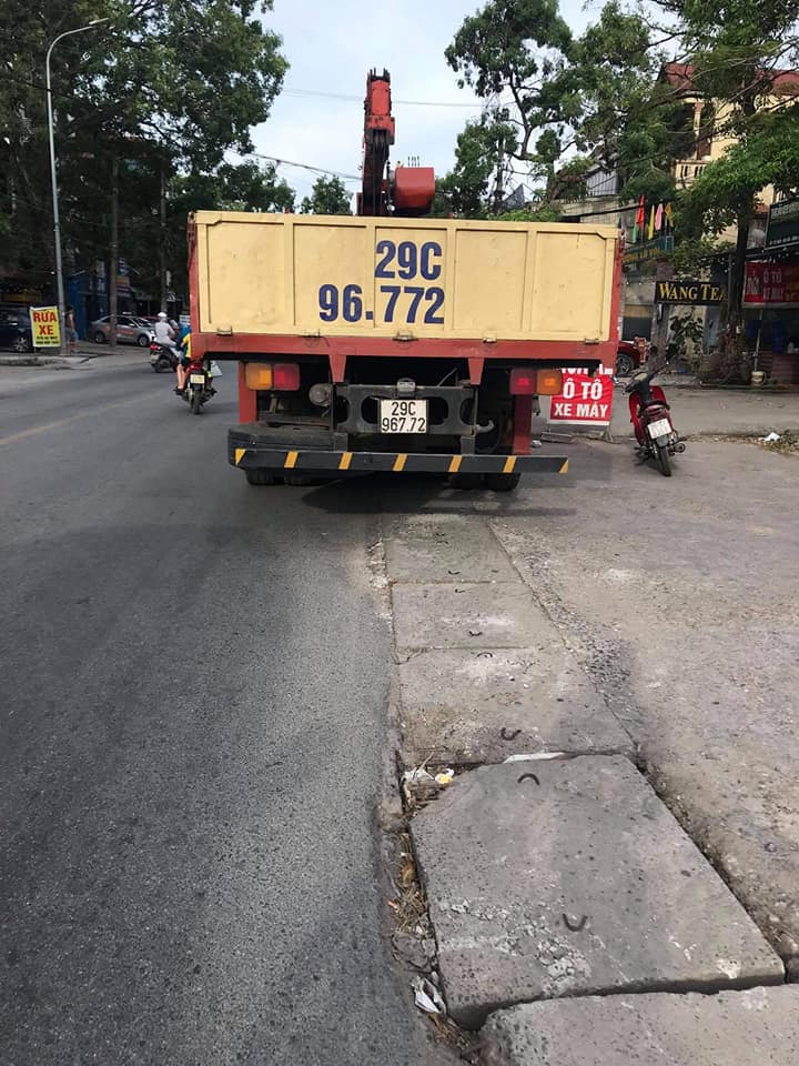 Chiếc xe cẩu tự hành tại hiện trường vụ tai nạn Chiếc xe cẩu tự hành tại hiện trường vụ tai nạn