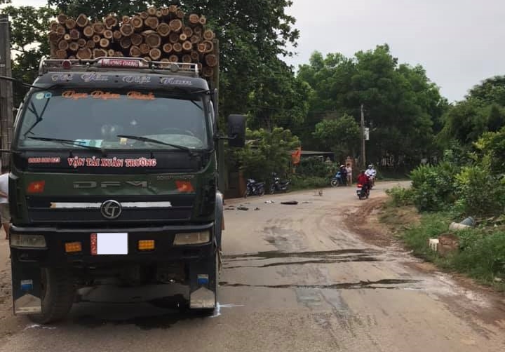 Hiện trường vụ tai nạn giữa xe tải chở gỗ và xe máy ở Thái Nguyên Hiện trường vụ tai nạn giữa xe tải chở gỗ và xe máy ở Thái Nguyên