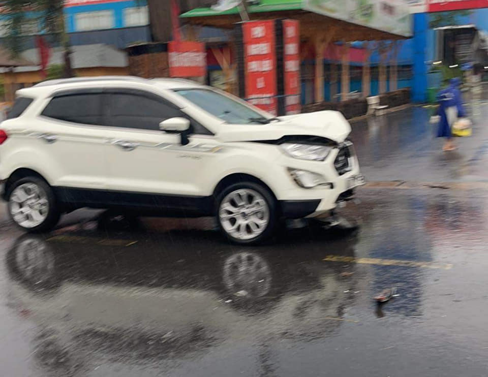 Chiếc Ford EcoSport bị hư hỏng phần đầu xe Chiếc Ford EcoSport bị hư hỏng phần đầu xe