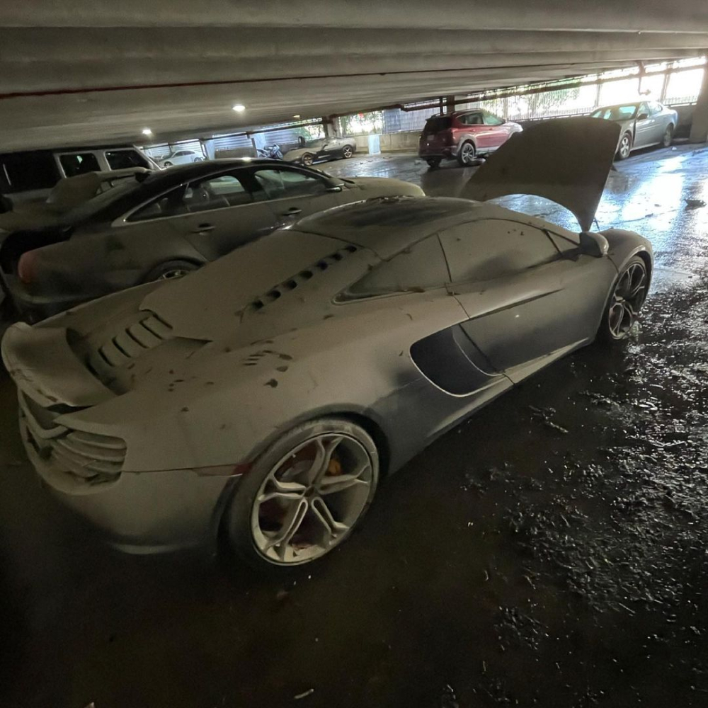 Bùn bám xung quanh thân xe của chiếc McLaren MP4-12C