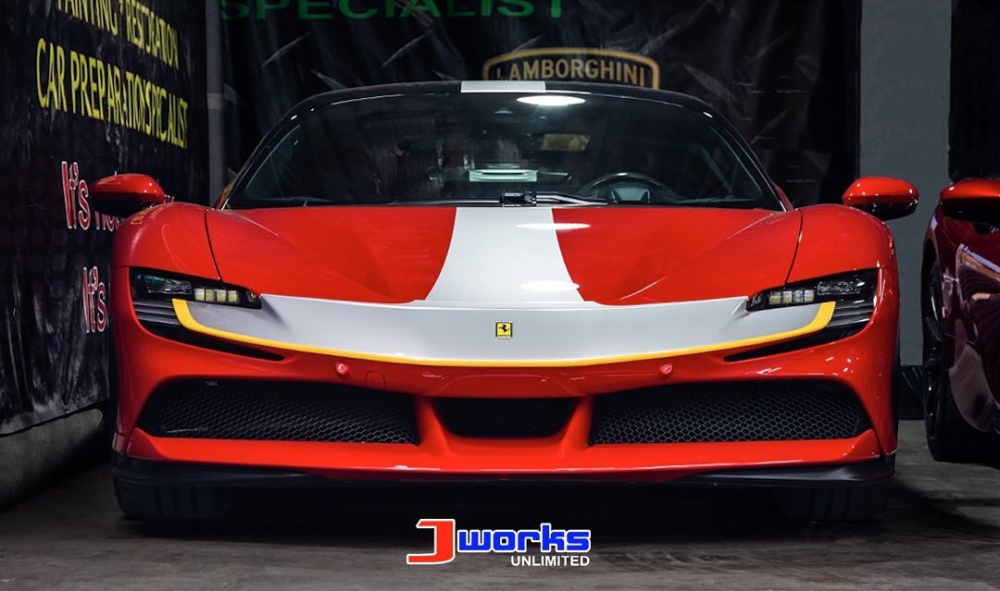 Chiếc Ferrari SF90 Stradale này có tem của gói Assetto Fiorano