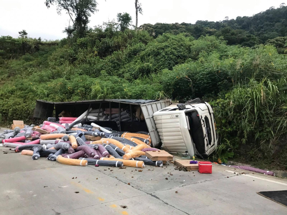 Chiếc ô tô tải bị lật sau khi mất phanh trên đèo Lò Xo