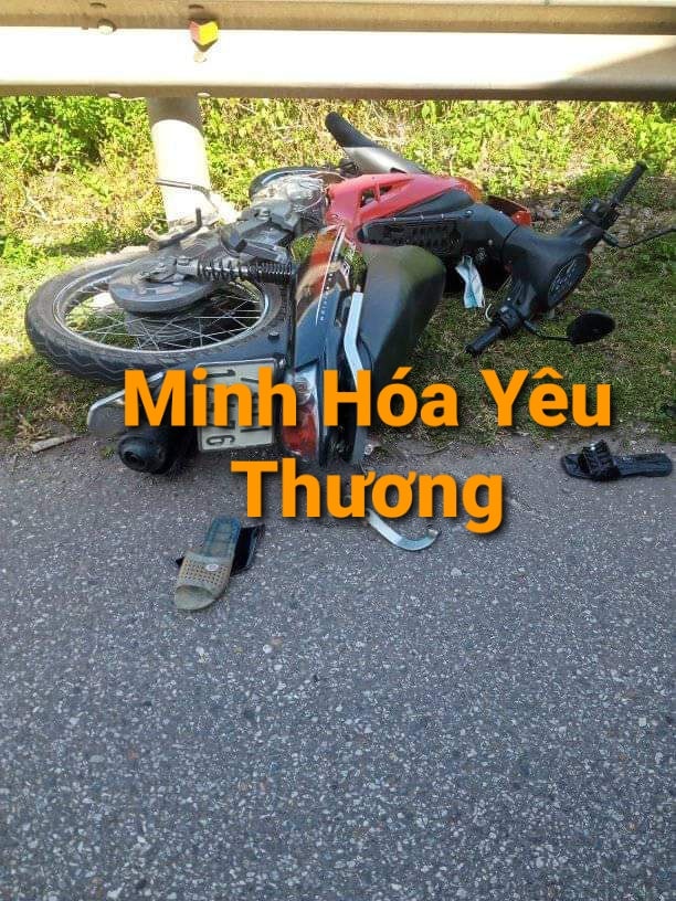 Chiếc xe máy chở 2 nạn nhân bị hư hỏng Chiếc xe máy chở 2 nạn nhân bị hư hỏng