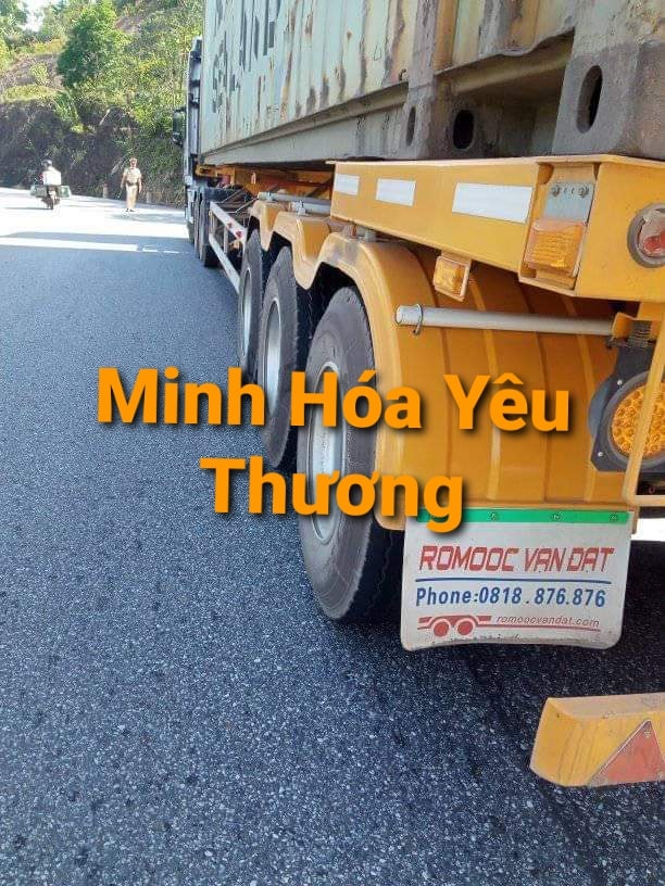 Lực lượng chức năng có mặt tại hiện trường vụ tai nạn Lực lượng chức năng có mặt tại hiện trường vụ tai nạn