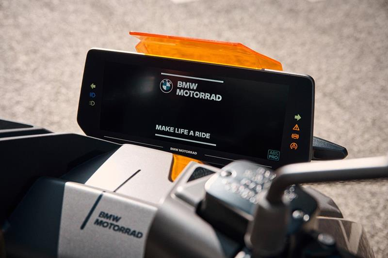 Bộ màn hình màu cực lớn có khả năng kết nối thông mình trên BMW CE-04 Bộ màn hình màu cực lớn có khả năng kết nối thông mình trên BMW CE-04