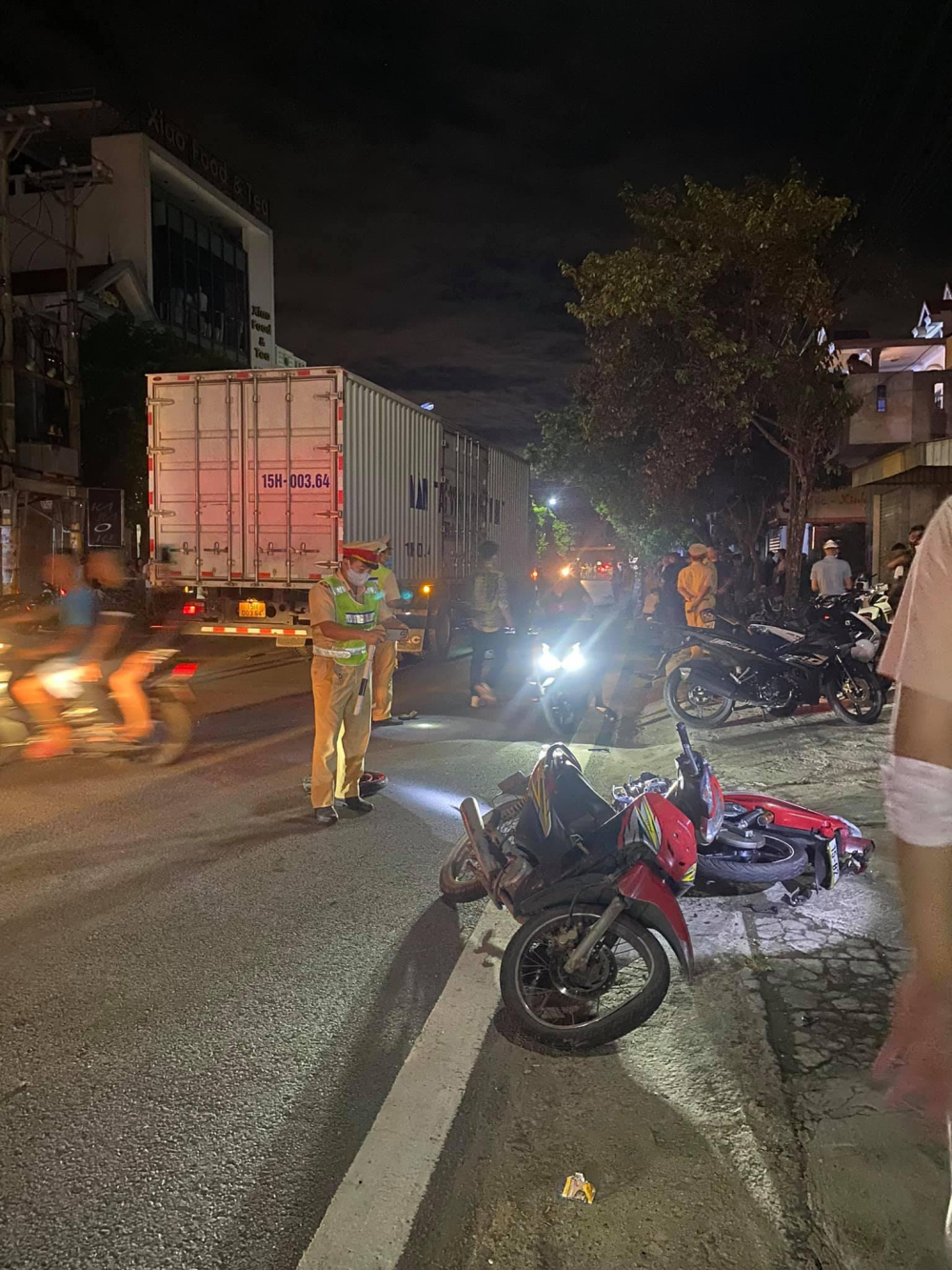 Lực lượng chức năng có mặt tại hiện trường vụ tai nạn Lực lượng chức năng có mặt tại hiện trường vụ tai nạn