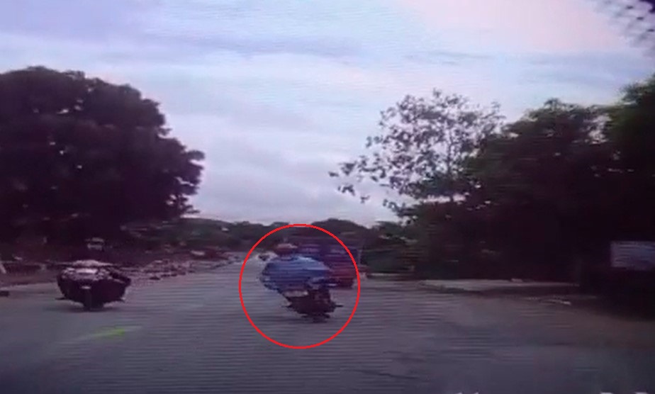 Người đàn ông mặc áo mưa, đi xe máy tử vong trong vụ tai nạn liên hoàn Người đàn ông mặc áo mưa, đi xe máy tử vong trong vụ tai nạn liên hoàn