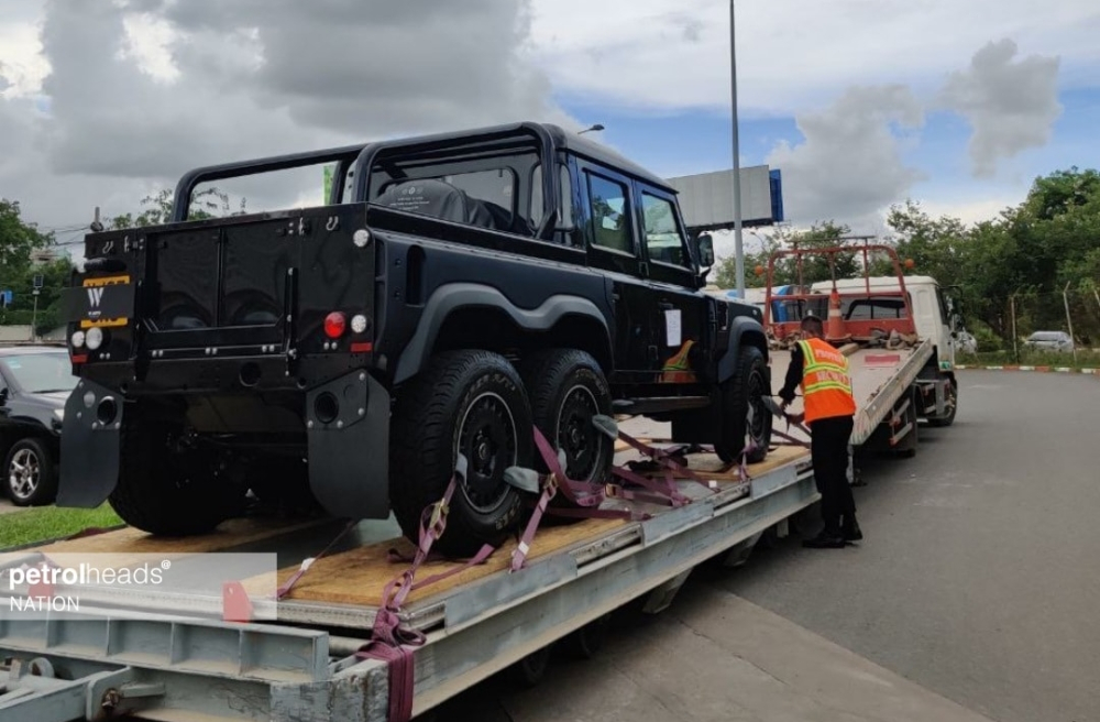 Hình ảnh chiếc xe Land Rover Defender Flying Huntsman 6x6 mới về đến Campuchia Hình ảnh chiếc xe Land Rover Defender Flying Huntsman 6x6 mới về đến Campuchia