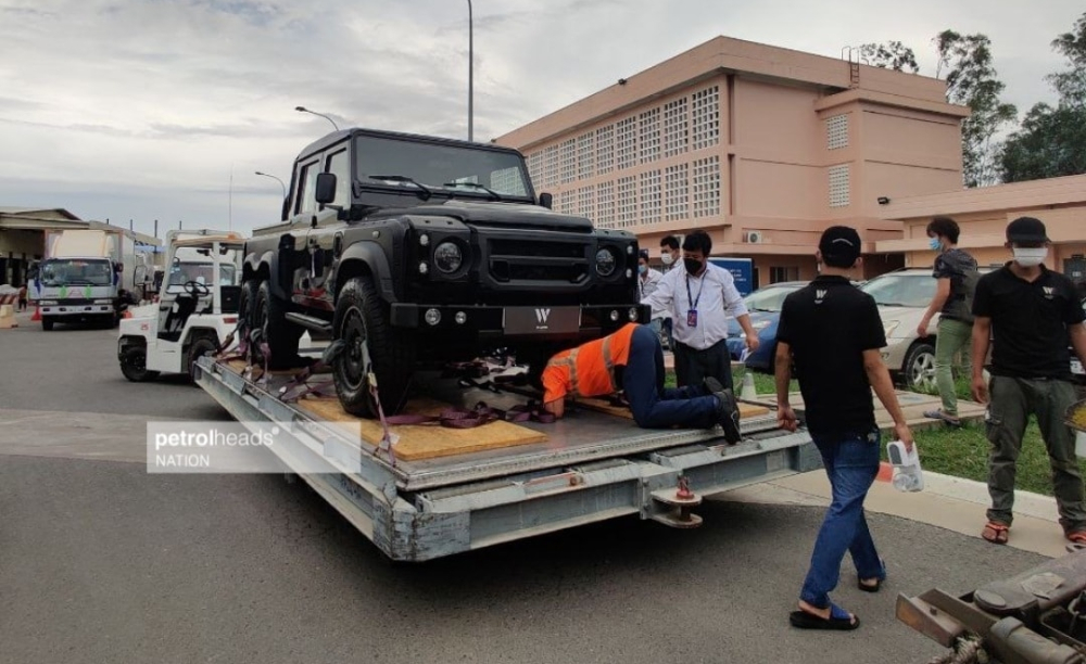 Hình ảnh chiếc xe Land Rover Defender Flying Huntsman 6x6 mới về đến Campuchia Hình ảnh chiếc xe Land Rover Defender Flying Huntsman 6x6 mới về đến Campuchia