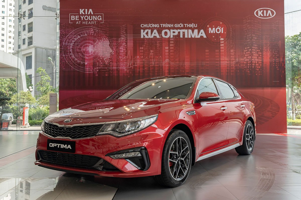 Kia Optima hiện đang có 2 phiên bản cùng giá bán lẻ đề xuất tương ứng là 759 triệu và 919 triệu đồng.