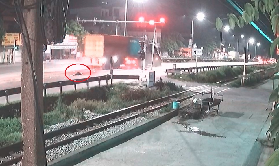 Nữ sinh đi xe máy điện nằm bất động trên đường sau khi va chạm với xe container Nữ sinh đi xe máy điện nằm bất động trên đường sau khi va chạm với xe container