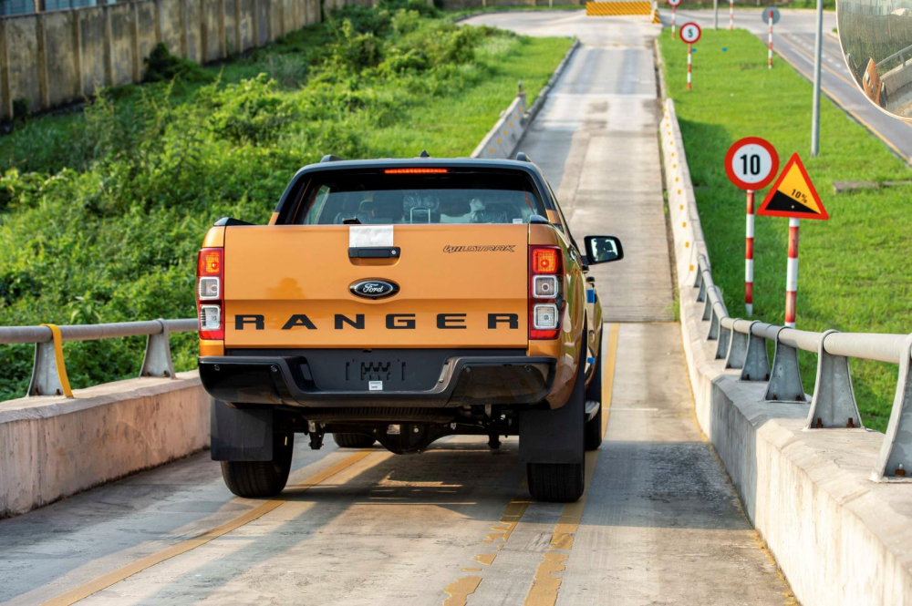 So với bản nhập khẩu, bản lắp ráp của Ford Ranger không có gì thay đổi về trang bị an toàn, tiện nghi cũng như động cơ. So với bản nhập khẩu, bản lắp ráp của Ford Ranger không có gì thay đổi về trang bị an toàn, tiện nghi cũng như động cơ.