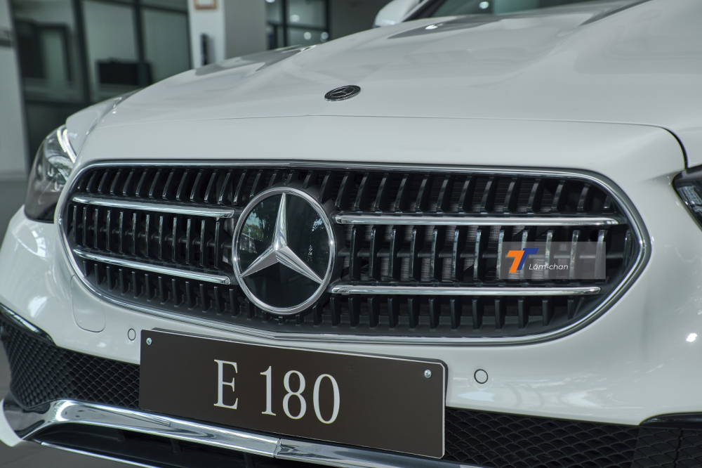 Diện mạo của Mercedes-Benz E 180 2021 khá khỏe khoắn, không hướng đến sự sang trọng như E 200 Exclusive và tất nhiên chưa đủ “chất” như E 300 AMG.