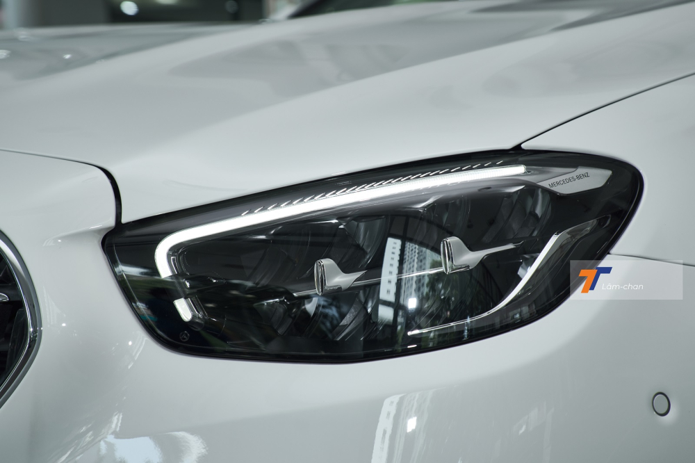 Cận cảnh cụm đèn chiếu sáng mới của Mercedes-Benz E 180 2021.