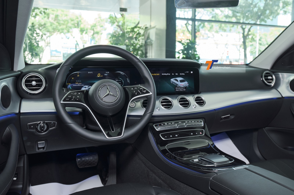 Mercedes-Benz E 180 2021 có chiếu dài cơ sở lên tới 2.939 mm, hứa hẹn một không gian nội thất rộng rãi.