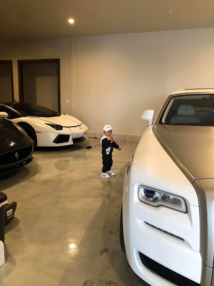 Thiên Từ chơi đùa cùng Rolls-Royce Ghost Series II, Lamborghini Aventador mui trần và Ferrari California Thiên Từ chơi đùa cùng Rolls-Royce Ghost Series II, Lamborghini Aventador mui trần và Ferrari California