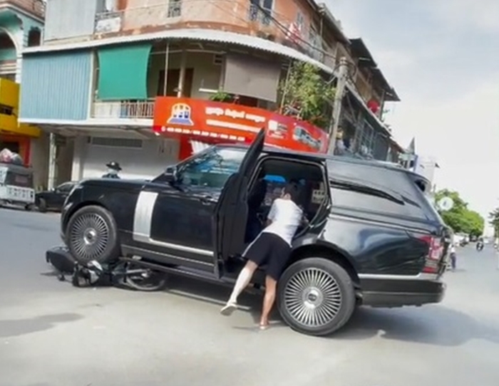 Hiện trường vụ tai nạn giữa xe Range Rover và xe máy Hiện trường vụ tai nạn giữa xe Range Rover và xe máy