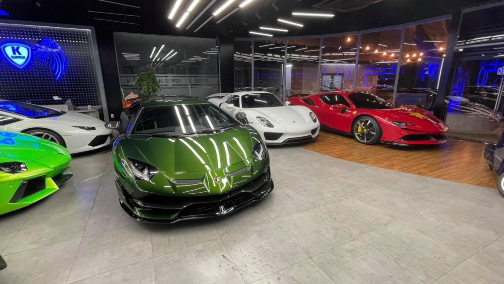 Lamborghini Aventador SVJ mới về Việt Nam xuất hiện trong garage có Porsche 918 Spyder và cả Ferrari SF90 Stradale, bên trái là Lamborghini Aventador LP700-4 mui trần màu xanh lá và Lamborghini Huracan LP610-4 màu trắng