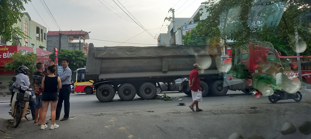 Vụ tai nạn khiến người đi xe máy tử vong tại chỗ Vụ tai nạn khiến người đi xe máy tử vong tại chỗ